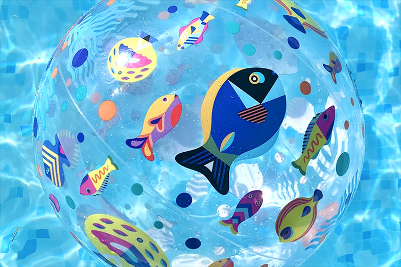 プールに「ボール フィッシュ」が浮かんでいます