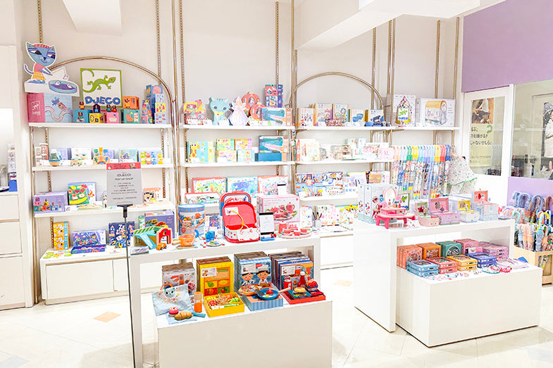 日本橋三越本店で開催されている「DJECO POP UP SHOP」の様子です。