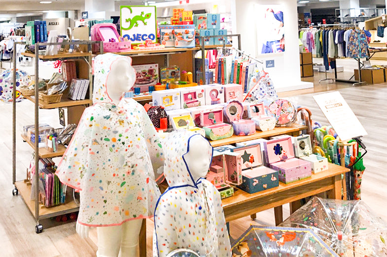 新商品のレインコートやオルゴール付きジュエリーボックスがディスプレイされています。