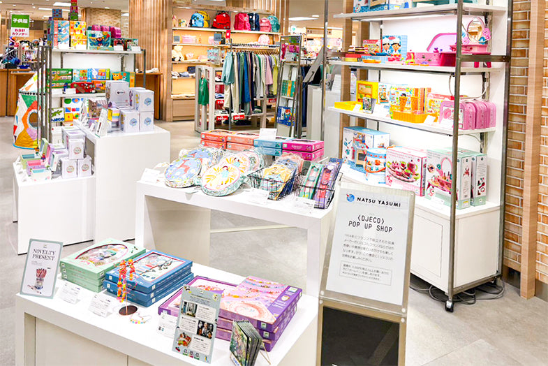 ポップアップショップの店頭の様子です。アクセサリーキットやショルダーバッグなどが並んでいます。