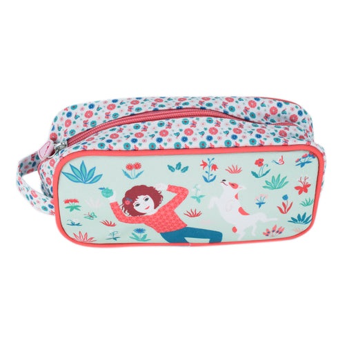 女の子と犬が原っぱで寝そべっているイラストが描かれています。