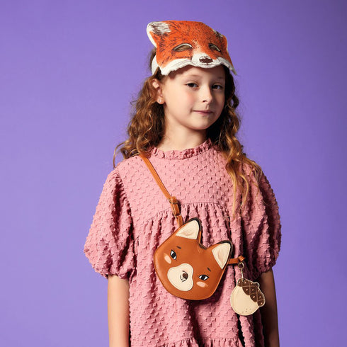 キツネのお面を頭につけた女の子が「ショルダーバッグ フォックス」を肩からかかけています。