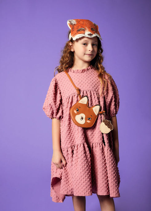 着用例です。女の子が「アニマルバッグ フォックス」を肩から掛けています。