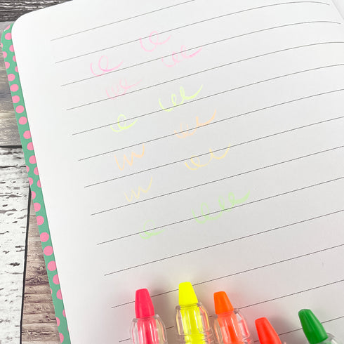 ノートに試しが気をした様子です。少し太めのペンの太さで、クレヨンで描くことができます。