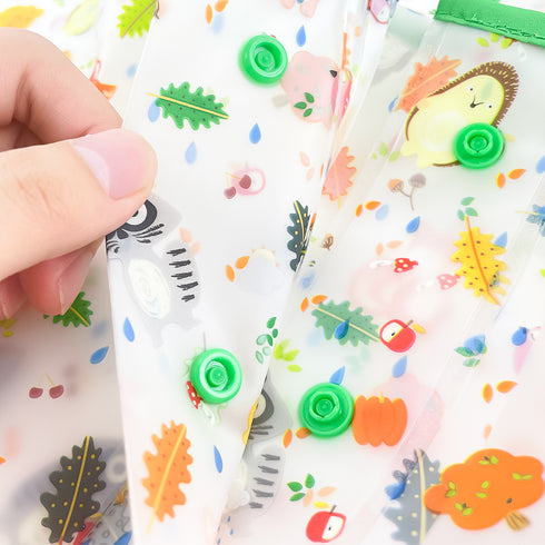 レインケープのボタンはスナップボタンです。