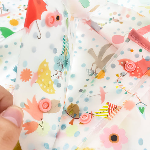 レインケープのボタンはスナップボタンです。