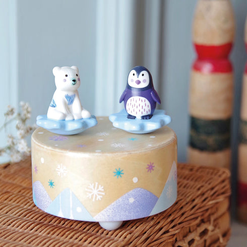 お部屋にオルゴールが置かれている様子です。落ち着いた色合いで、インテリアにもなじみます。