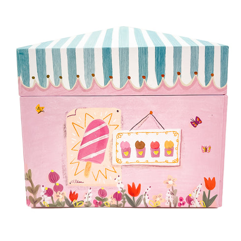 側面にはお店の外観が描かれています。アイスキャンデーが描かれたポスターやアイスのフレーバーが描かれたたたぺすとりーがかけられ、周りにはお花と蝶が描かれています。