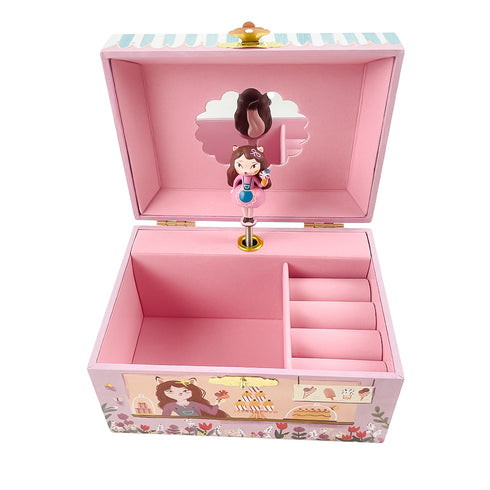 ジュエリーボックスのふたを開けた様子です。ネックスなどをしまえるスペースと、指輪がしまえるリングクッションがあります。フタの裏には鏡が付いており、ジュエリーボックスを開けるとでてくるお人形を映し出します。