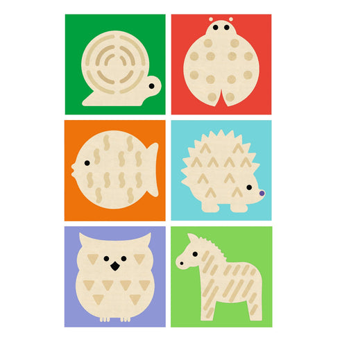 それぞれの面に描かれている絵はカタツムリ・テントウムシ・魚・ハリネズミ・フクロウ・馬です。イラスト、彫刻されている模様、色をヒントにパズルを完成させましょう。