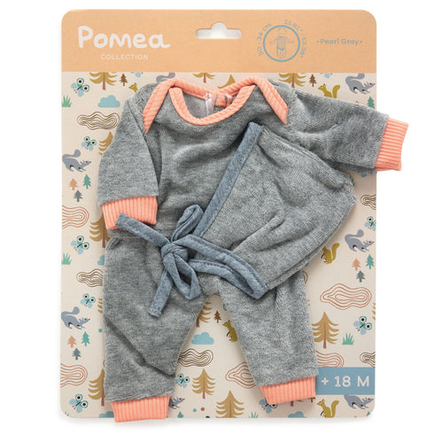 「ポメア パールグレー」のパッケージです。台紙にタグピンでお洋服がとめられています。