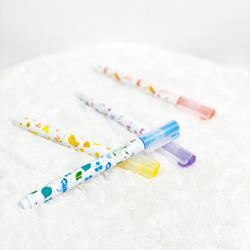 「4 チノ グリッターマーカー」の4本を並べています