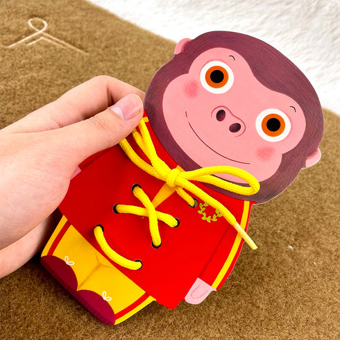 紐が通せたら、リボン結びをして服を着せてあげましょう。