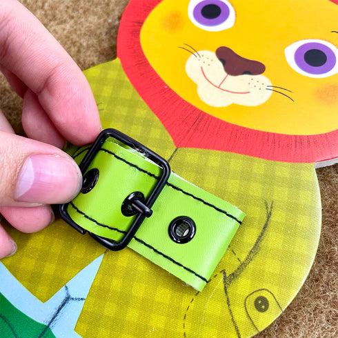 ベルトをバックルで留めてコートを着せてあげましょう。