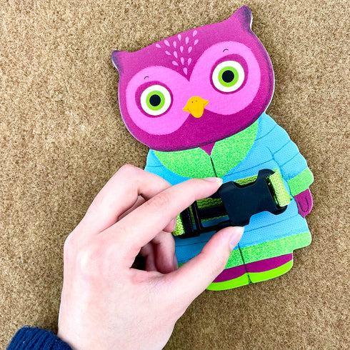 フクロウの台座は差し込みバックルの練習をすることができます。