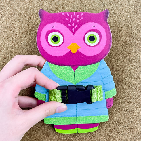 バックルをカチッと音が鳴るまで留め、ダウンジャケットを着せてあげましょう。