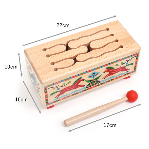 ウッデンドラム本体のサイズは、幅22×奥行き10×高さ10cmになります。付属のバチの長さは17cmです。