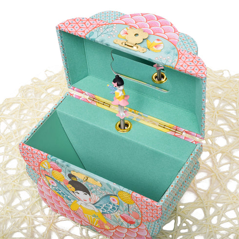 オルゴール付きのジュエリーボックス。中はネックレスやブレスレットなどをしまえる広いスペースがあります。