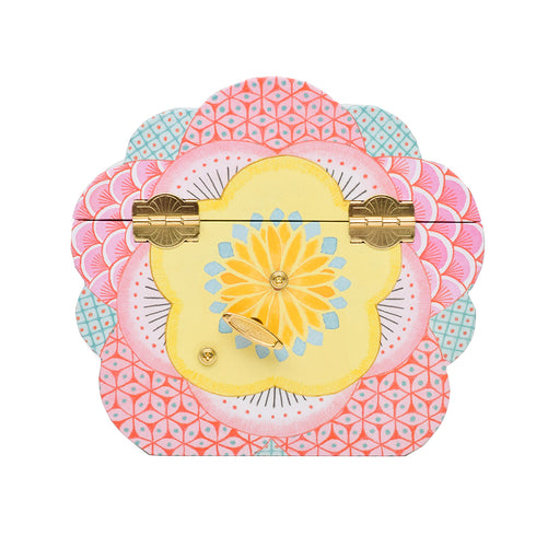 裏から見た箱を閉じた状態のジュエリーボックス。ここのゼンマイを巻くことでオルゴールが鳴り始めます。