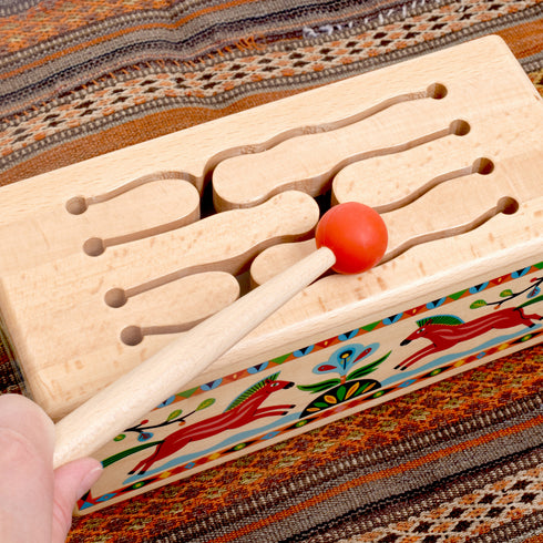 ウッデンドラムを付属のマレットで叩いている様子です。