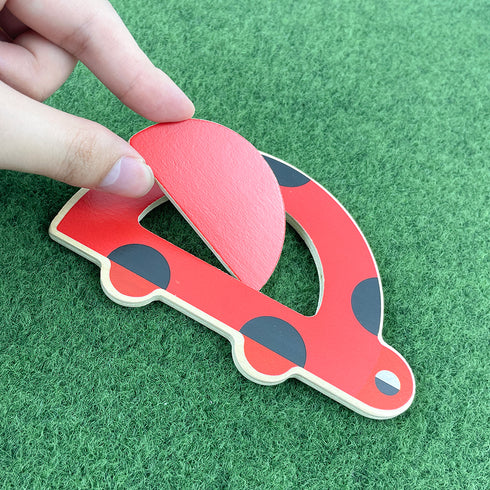 テントウムシのパズルのピースをはめているところです。