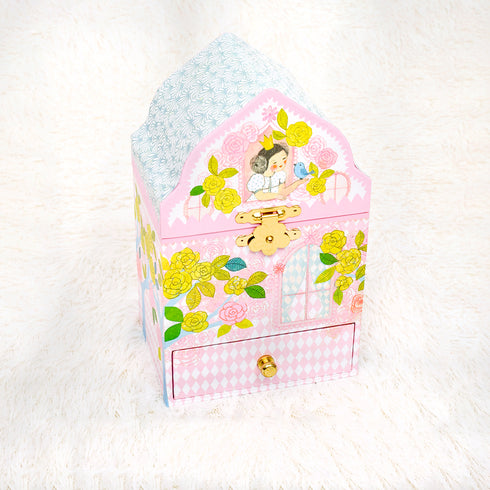 閉じた状態のジュエリーボックスです。閉じるとドールボックスのような形をしています。ゼンマイを巻くと開けた時にオルゴールが鳴り始めます。