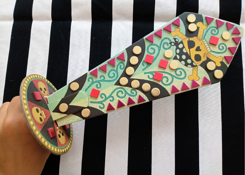 完成した剣をかまえています。