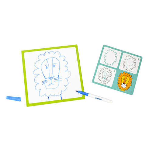 お手本の書き方を見ながらライオンを描いているところです。