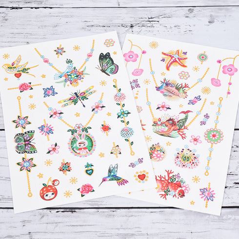 この商品には美しい人魚や海の生き物が描かれたシートが2枚入っています。