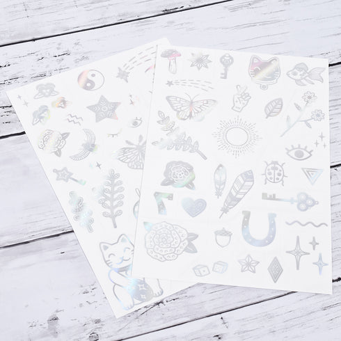 様々なラッキーアイテムが描かれたシートが2枚入っています。