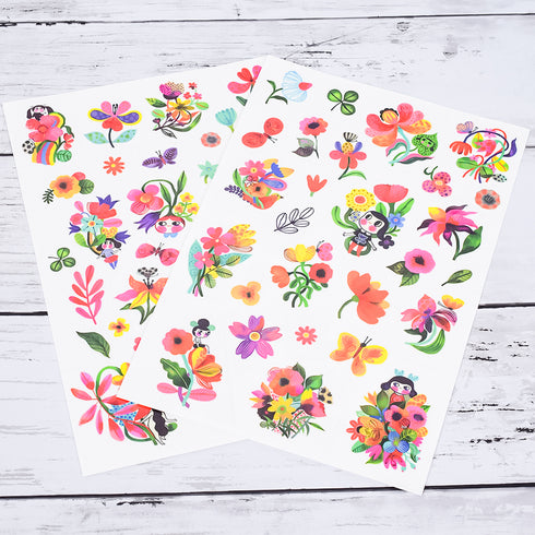 この商品にはカラフルなお花が描かれたシートが2枚入っています。