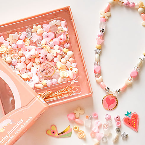 パッケージを開けた様子と、ネックレスの作品例です。