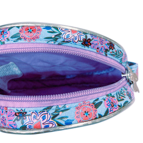 ファスナーを開けたところです。裏地の色は青紫色です。お財布や小物を仕舞えるサイズになっています。