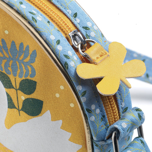 ファスナーには黄色のストラップが付いており、小さな手でも開けやすくなっています。