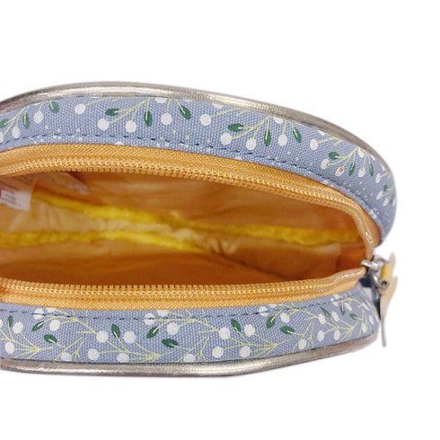 ファスナーを開けたところです。裏地の色は黄色です。お財布や小物を仕舞えるサイズになっています。