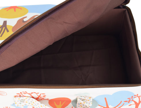 裏地は茶色です。