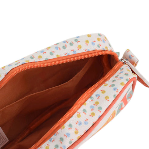 裏地はオレンジ色です。定規やメモが入れられる薄めのポケットが付いています。