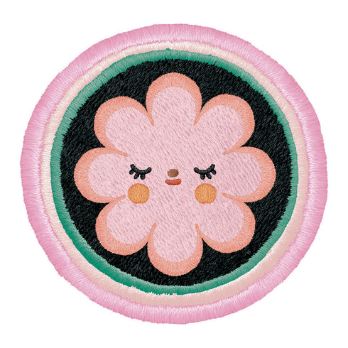 このケースにはかわいい花を刺繍したワッペンが施されています。