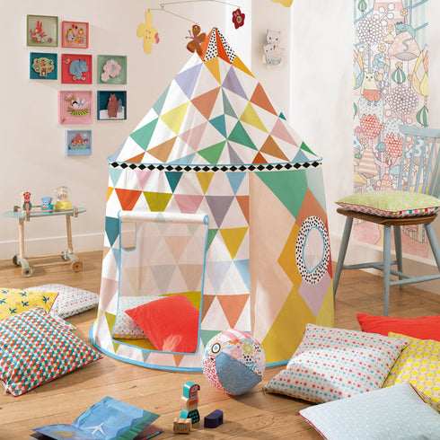 テントをお部屋に置いたイメージです。お部屋にこのテントを置いておくことで子どものちょっとした隠れ家になります。