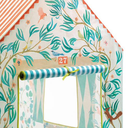 窓やドアはロールアップで開け閉めすることができます。