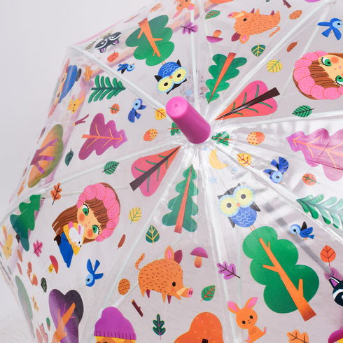 森をテーマにした色鮮やかなデザインの傘です。透明な部分から行き先が確認できます。