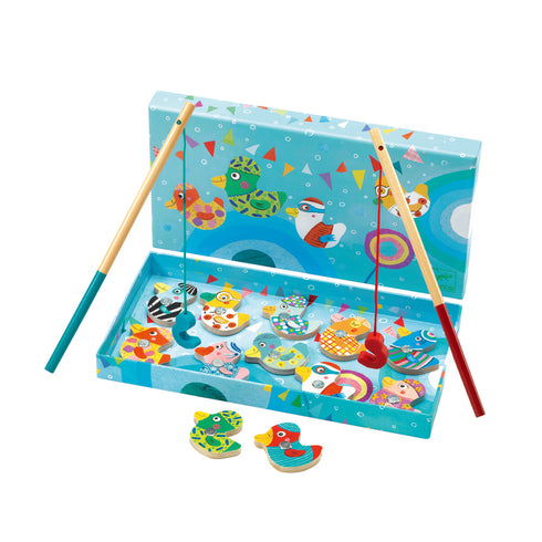 「 フィッシングダック」という商品です。色とりどりのアヒルたちを釣り上げるフィッシングゲーム。釣り竿でカラフルなマグネットの鳥を釣ります。