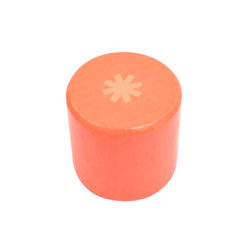 赤い丸型のブロックです。ブロックは積み木としても使えます。