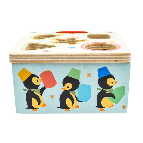 ペンギンのイラストが描かれた木製かたはめブロック。ブロックは積み木として遊べます。