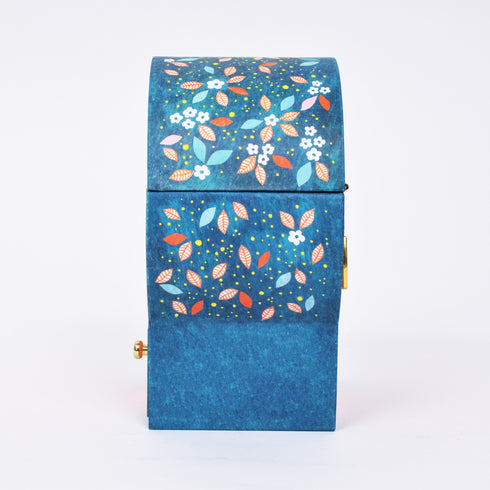 側面から見た箱を閉じた状態のジュエリーボックス。