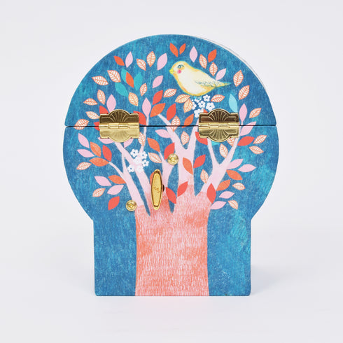 裏から見た箱を閉じた状態のジュエリーボックス。ここのゼンマイを巻くことでオルゴールが鳴り始めます。