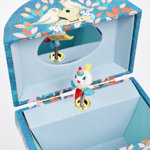 オルゴール付きのジュエリーボックス。中はネックレスやブレスレットなどをしまえる広いスペースがあります。