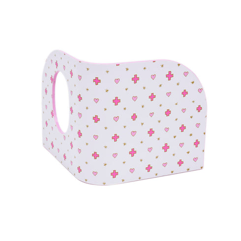 ドールハウスの裏側です。ピンクのハートや十字が描かれています。