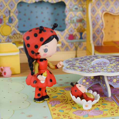 ココとミニコが「ティーニー ブルシュカインディ ハウス」でくつろいでいます。