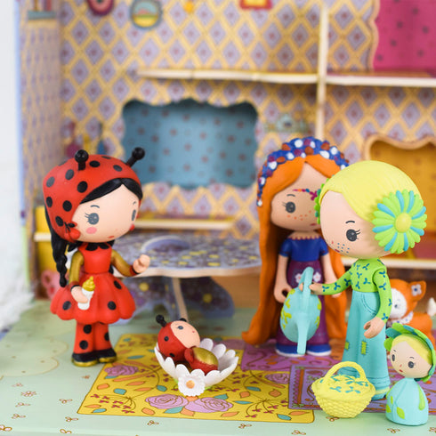 ココ&ミニコの友達フローラ&ブルーム、ブルシュカが遊んでいます。